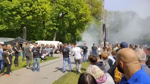 Major pokazuje wam palenie gumy S01E1750