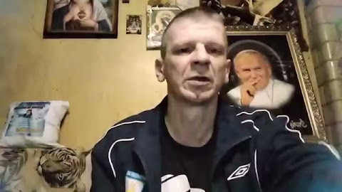 Dowieczur wlasinie pisze i chciał przekupić mnie wodkq i kluczem nie dam się kocham Ewę i jusz S01E788