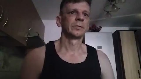 Kanapkę zrobje z ziultym serem i spasztetem S01E748