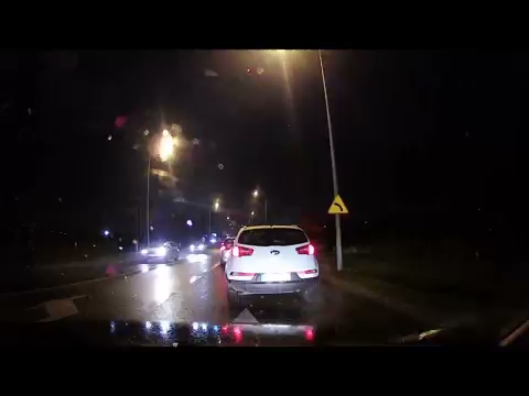 Wymuszenie pierwszeństwa 29.11.2021 byłem przedostatnim autem w korku a tu.. ciężko poczekać 10sek. S01E570