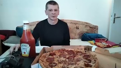 Major pokazał pizzerie i pizzę S01E1231