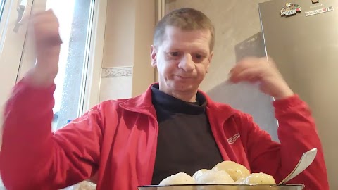 Kolacje włącznie jem pyzy z miesem S01E1733