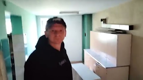 Major Suchodolski przygotowuje studio na lajty Boże S01E1601