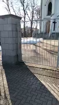 pokazuje widzom S01E56