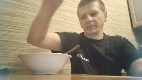 Dzedobry zupkę zrana zrobiłem gulaszowa z kiełbaska i dałem czosnek S01E1073