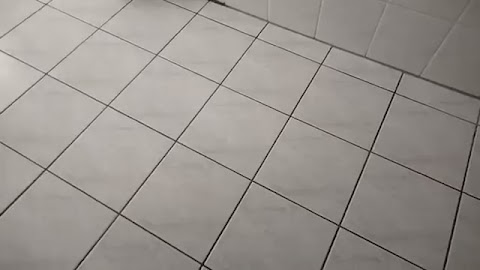 Pokazuje łazienkę gdze mieszkam S01E1379