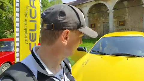 Major pokazuje auto Psikuty S01E1749